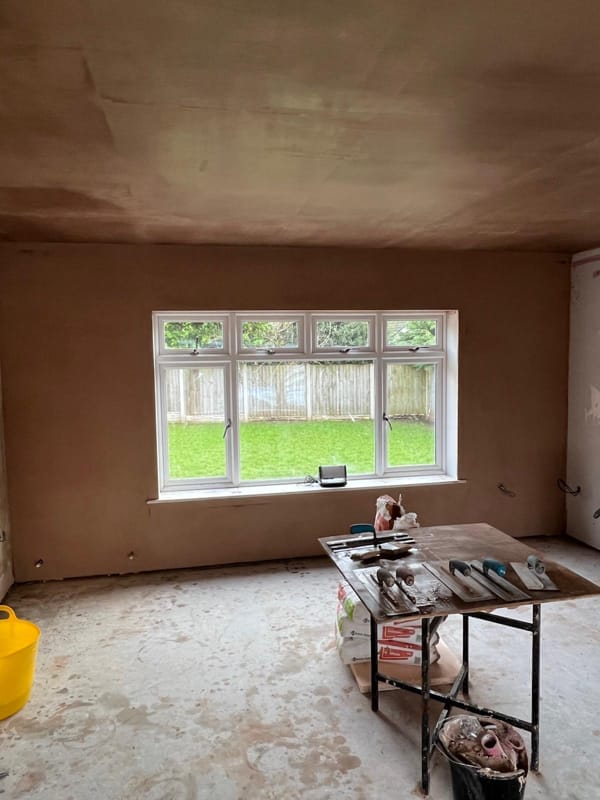 Modern living room with smooth walls by Moorlands Plastering