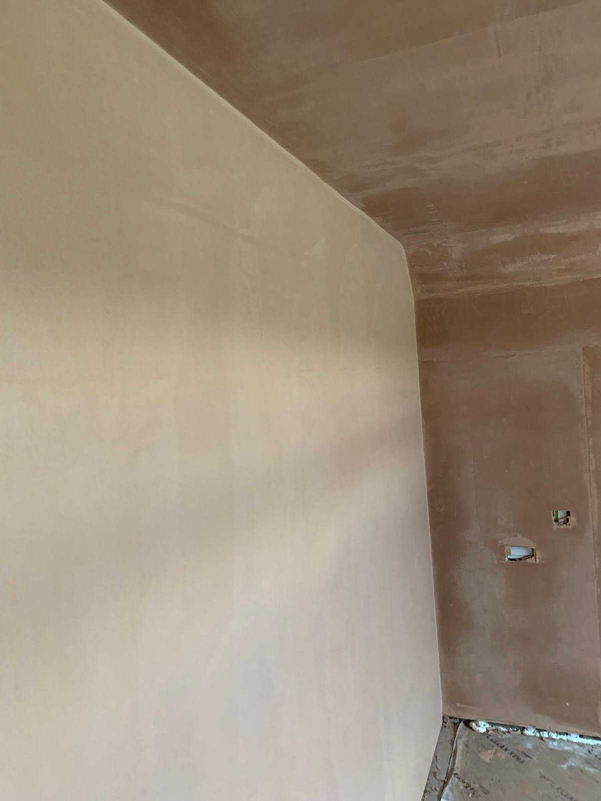 Modern textured feature plaster wall by Moorlands Plastering